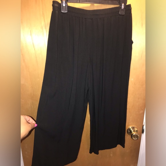 Black Crop Pants w/pockets - Picture 3 of 4